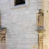 ...e nell�angolo destro una statuetta di �Cristo pietra angolare� sorretta da una colonnina